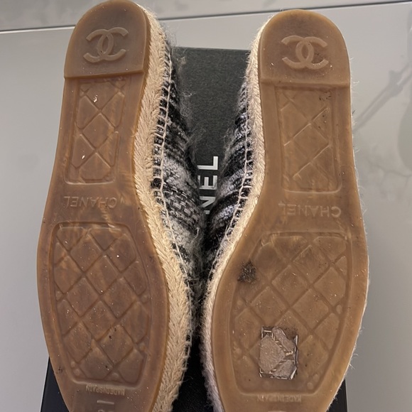 White and black Chanel flats shoes - Picture 3 of 3